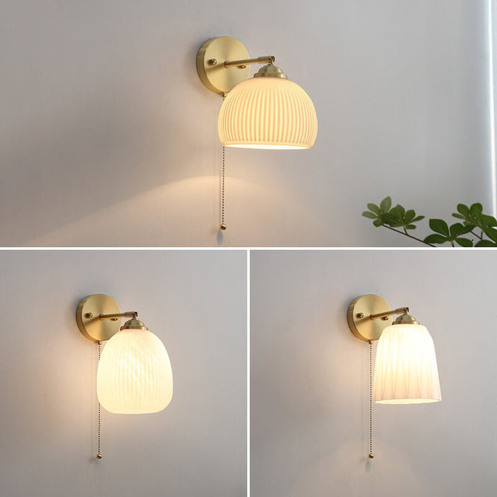 Zeitgenössische nordische Wandlampe mit Zugschalter, 1-flammig, aus weiß gestreiftem Glas und Messing, für das Schlafzimmer 