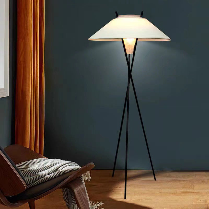 Zeitgenössische, schlichte Stehlampe mit halbkonischem Stoffschirm und Eisenstativ, 1 Licht, fürs Arbeitszimmer