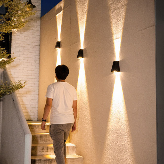 مصباح حائط LED مقاوم للماء مربع هندسي مشرق بالطاقة الشمسية البسيطة للاستخدام الخارجي 