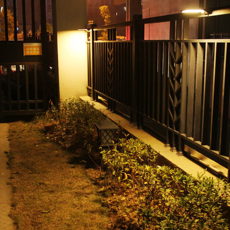 Aplique de pared exterior solar LED cuadrado minimalista moderno de ABS con sensor e impermeable, para patio exterior 