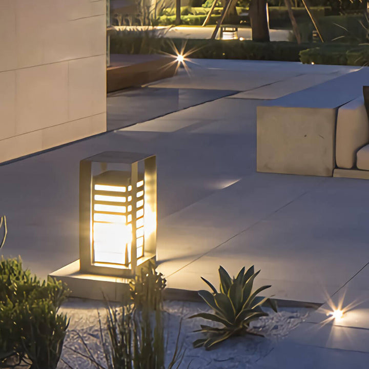 Lámpara de piso para patio de césped LED al aire libre de forma cuadrada de metal solar 