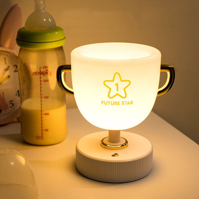 Kreative Trophäenbecher LED Nachtlicht USB Tischlampe 