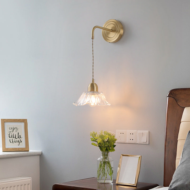 Moderne nordische 1-flammige Wandleuchte aus Glas in Blumenblatt-Optik und Kupfer für das Schlafzimmer 