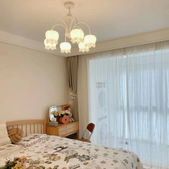 Traditioneller französischer 5/6/8-flammiger Kronleuchter aus Acryl und Eisen in cremeweißem Glockenblumen-Design für das Schlafzimmer 