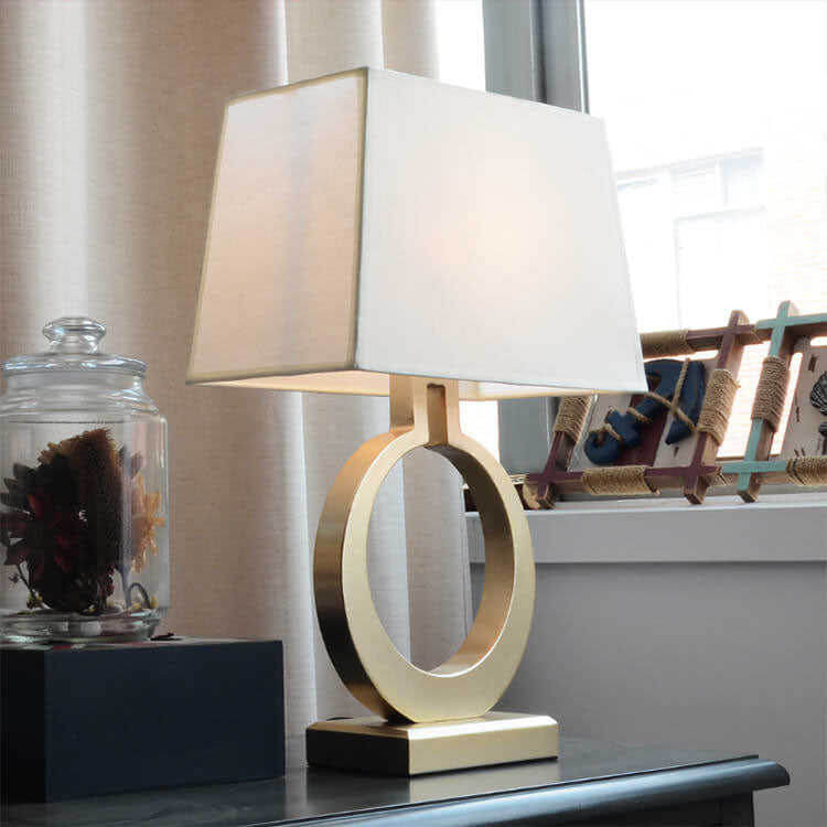 Moderne Luxusstoff Tischlampe mit goldenem Ringfuß und einer Lichtquelle 