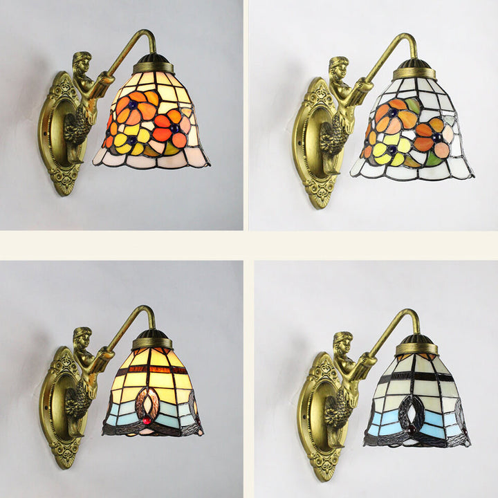 Vintage Tiffany Mediterrane Wandlampe mit einem konischen Buntglas-Licht 