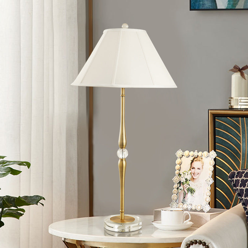 Lámpara de mesa de 1 luz con pantalla cónica plisada de tela de lujo europea y base larga 