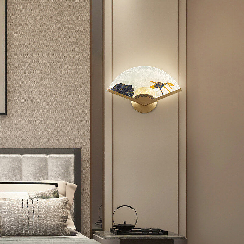 Moderne chinesische Glas-Faltfächer-förmige Messing-LED-Wandleuchte 