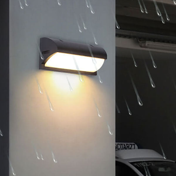 مصباح حائط LED بمستشعر مقاوم للماء بتصميم هندسي بسيط وحديث للاستخدام الخارجي 