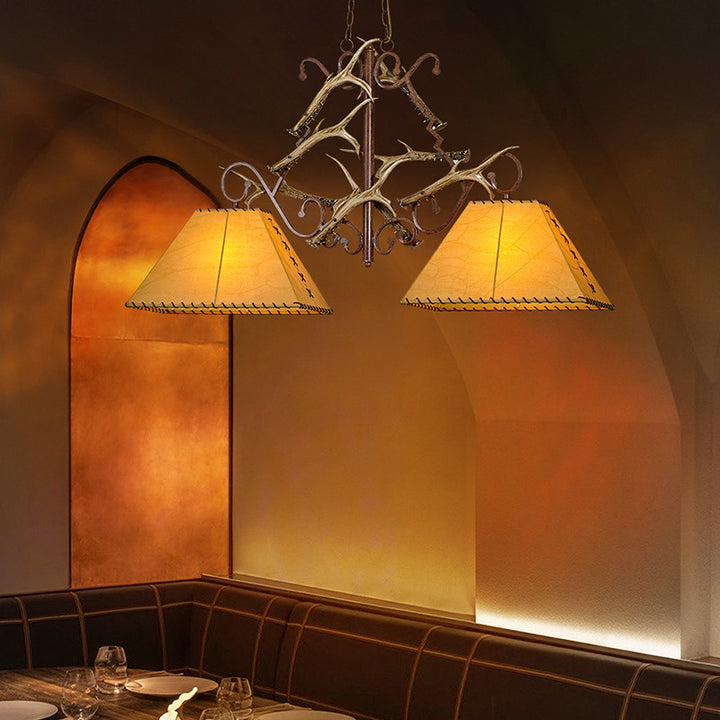Traditioneller Vintage-2-flammiger Kronleuchter aus Kunstharz in Geweih-Optik mit Lampenschirmen in Lammfell-Optik für das Esszimmer 