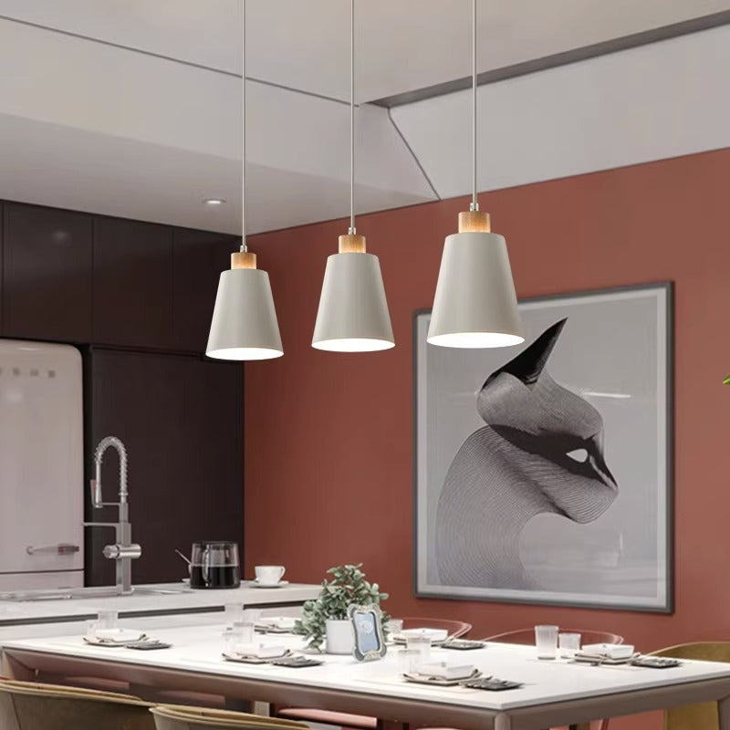 Zeitgenössischer skandinavischer runder trapezförmiger Vogel-Holz-Eisen-1/3-Licht-Insel-Licht-Kronleuchter für Esszimmer 