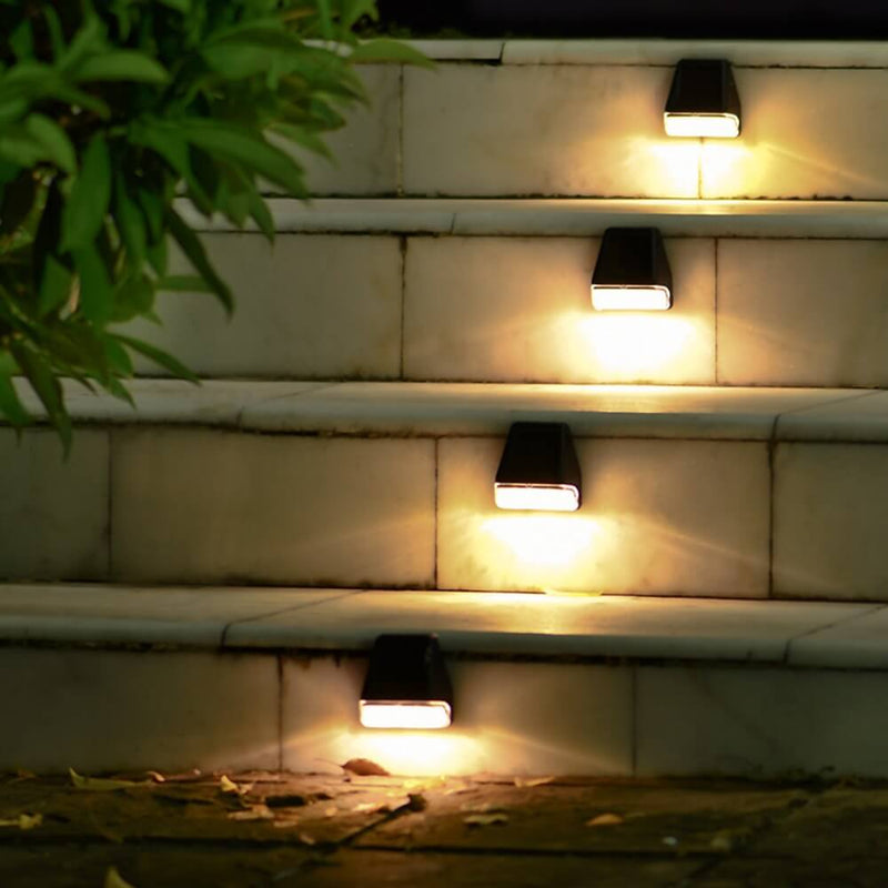 ضوء حائط حديقة فناء خارجي مقاوم للماء LED يعمل بالطاقة الشمسية بشكل مربع حديث 