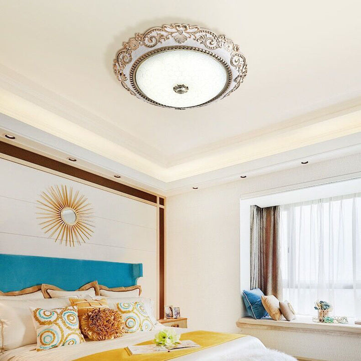 Plafón de techo LED redondo de vidrio, resina y herrajes con encaje tallado de estilo europeo tradicional para sala de estar y dormitorio 