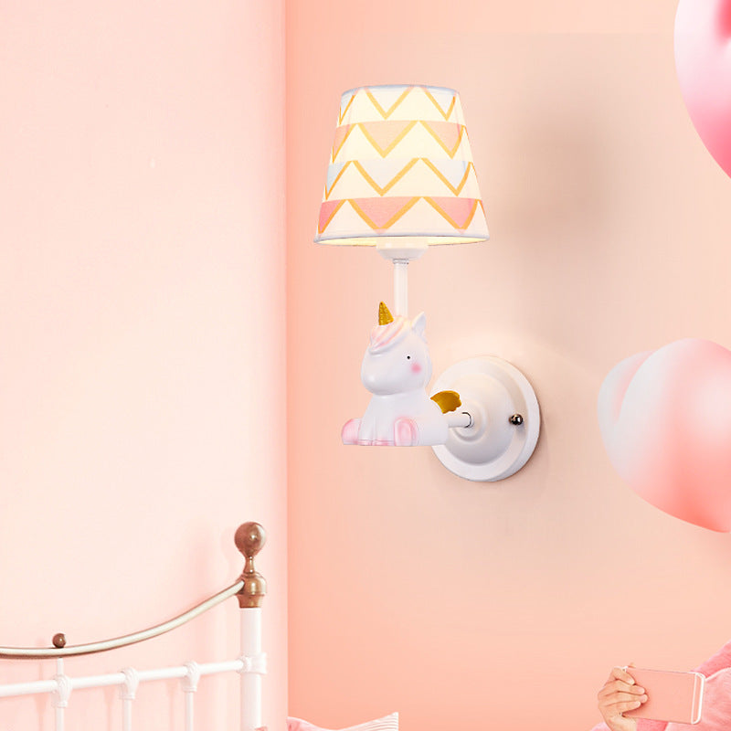 Zeitgenössische kreative Cartoon Harz Einhorn Stoff Schatten 1-Licht Kinder Wandleuchte Lampe für Schlafzimmer 
