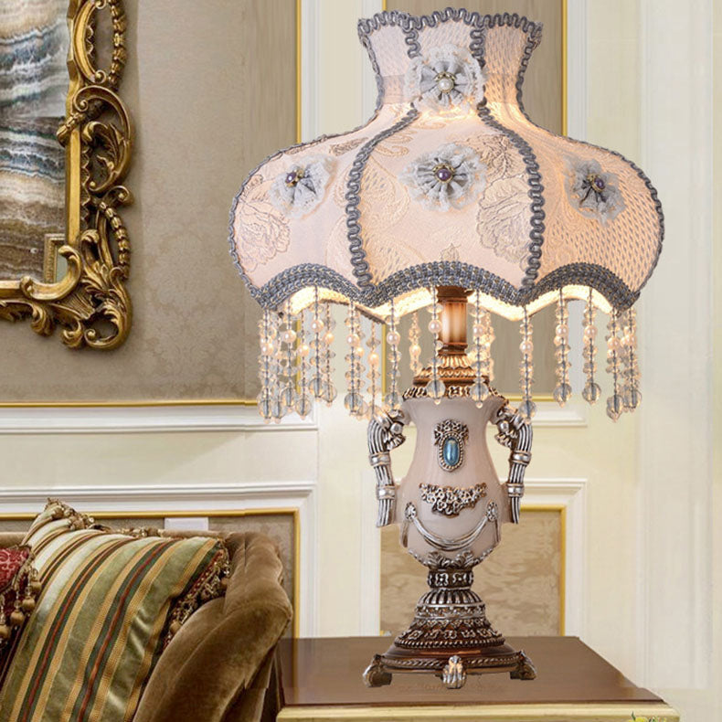 Traditionelle europäische runde Blumenperlen-Harzgewebe-1-Licht-Tischlampe für Schlafzimmer 