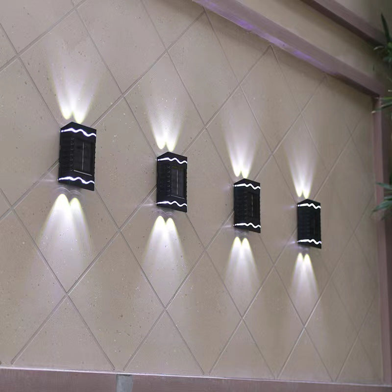 ضوء حائط خارجي مقاوم للماء مصنوع من البلاستيك LED شمسي بتصميم عصري بسيط 