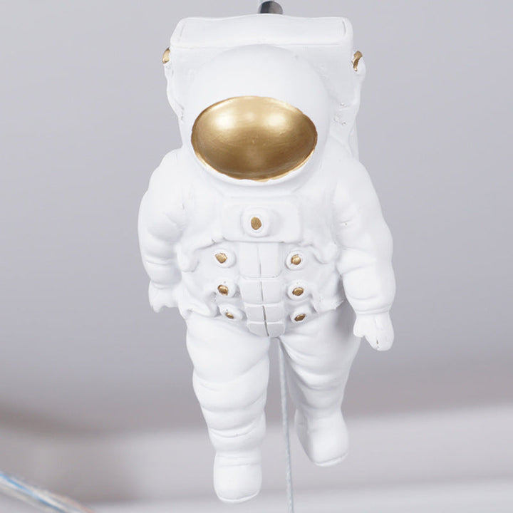 Lámpara de araña contemporánea creativa de hierro y resina con satélite espacial y astronauta de 4 luces para dormitorio 