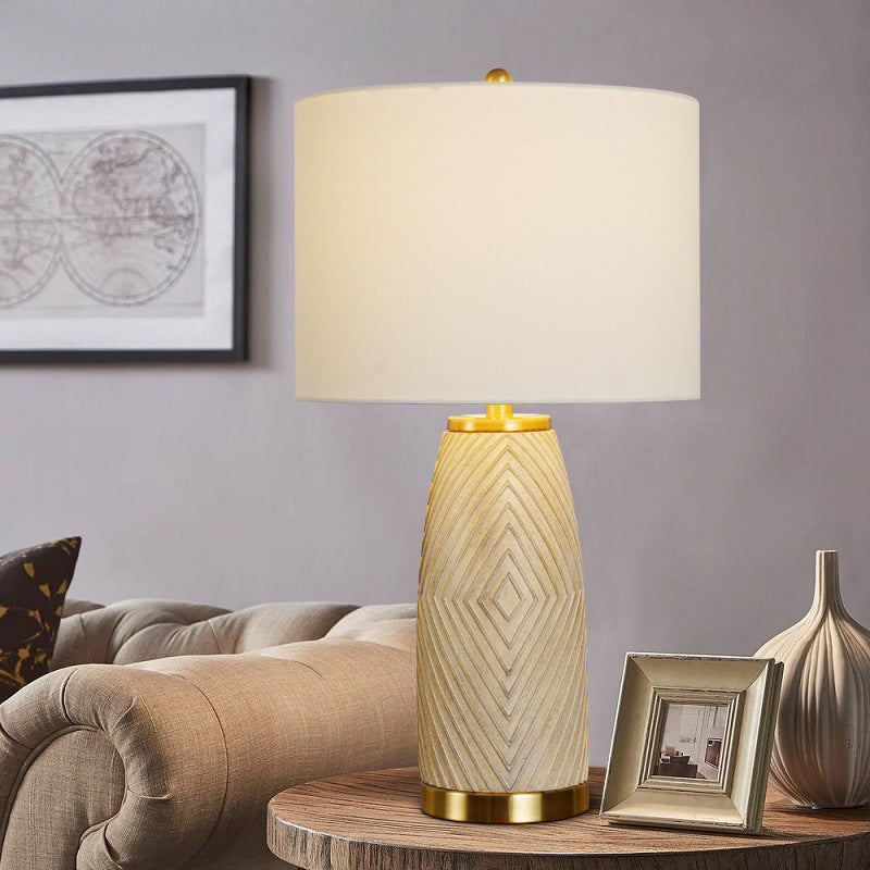 Lámpara de Mesa Moderna de Tela de Lujo Ligero con Columna de Resina y 1 Luz 