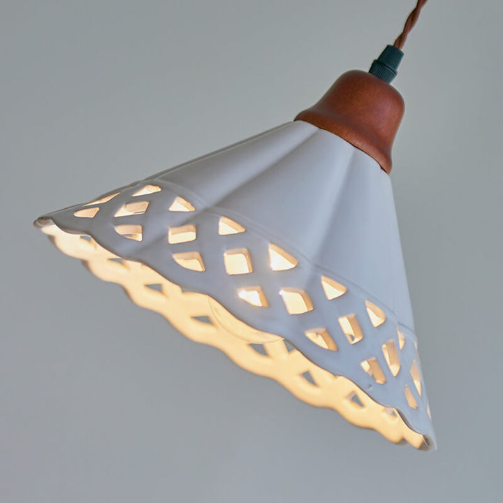 Japanischer minimalistischer trichterförmiger hohler Keramik 1-Licht-Pendelleuchte 