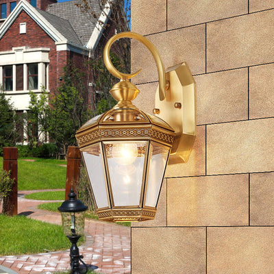 مصباح الجدار الخارجي ذو الضوء الواحد بتصميم سداسي حديث أوروبي من النحاس والزجاج المقاوم للماء 