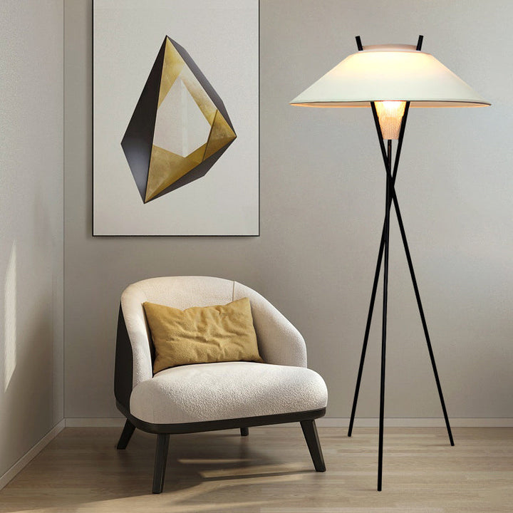 Zeitgenössische, schlichte Stehlampe mit halbkonischem Stoffschirm und Eisenstativ, 1 Licht, fürs Arbeitszimmer
