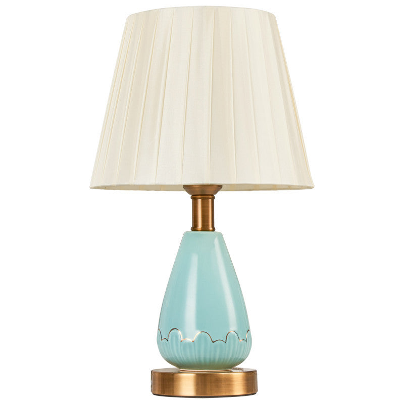 Traditionelle 1-flammige Tischlampe mit konischem Stoffschirm, Metallgestell und Keramiksockel für Wohnzimmer &amp; Schlafzimmer 