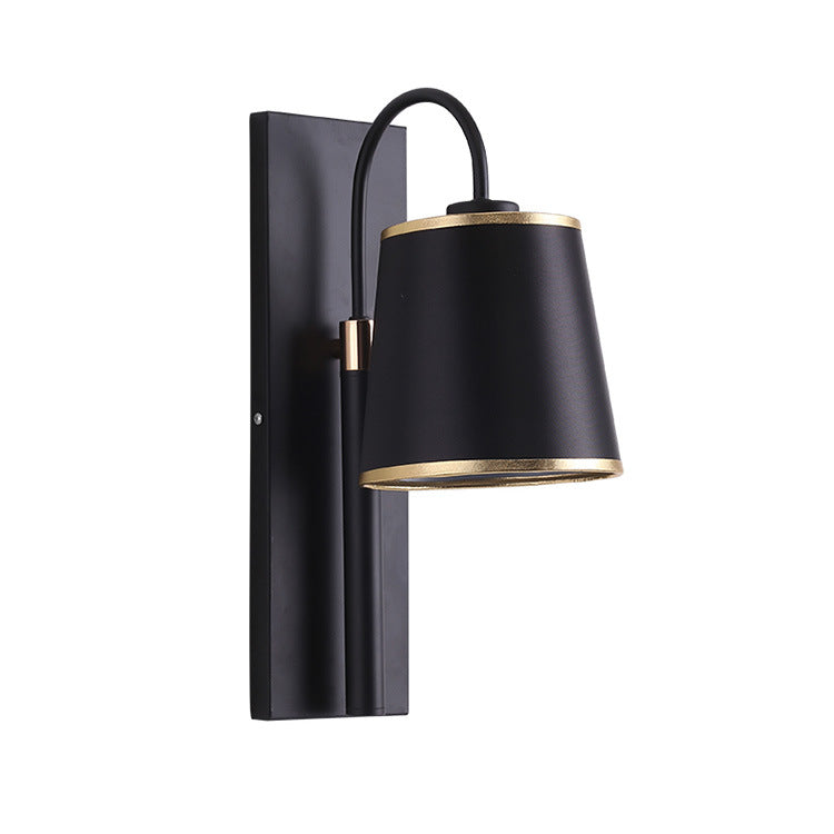 Moderne minimalistische 1-flammige Wandleuchte mit schwarzem konischem Stoffschirm aus Eisen für das Schlafzimmer 