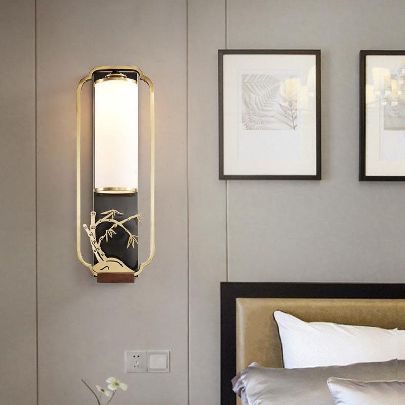 Traditionelle chinesische geschnitzte Kupferrahmen-Milchglas-Zylinder-Schirm 1-Licht-Wandleuchte für Wohnzimmer 