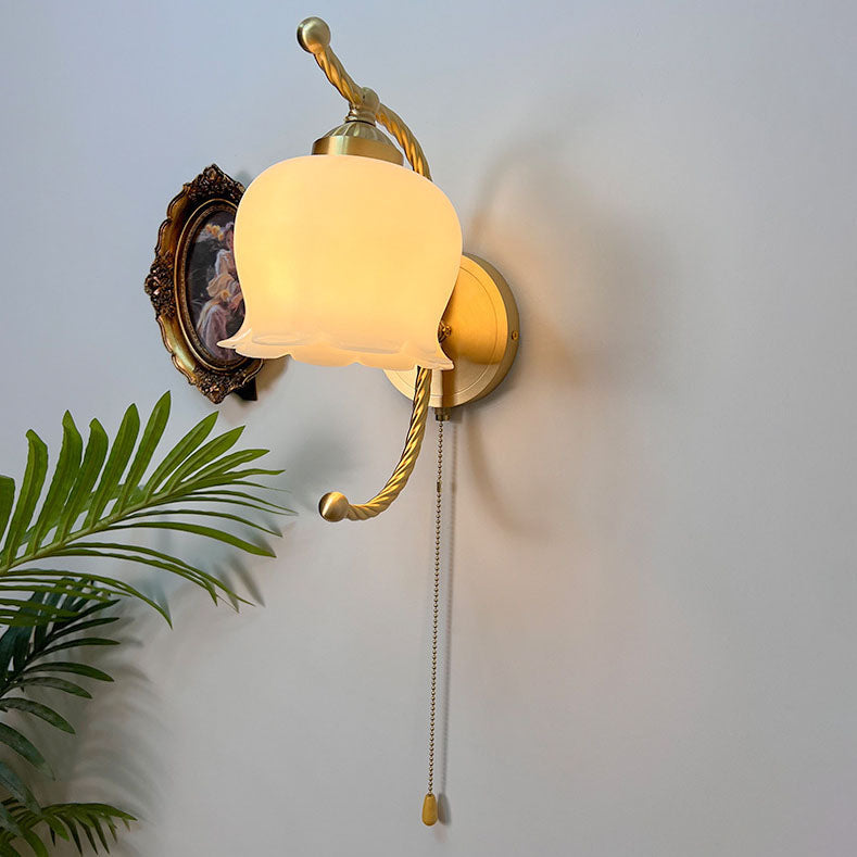 Aplique de pared de 1 luz con pantalla de vidrio floral de arco de cobre tradicional provincial francés para dormitorio 