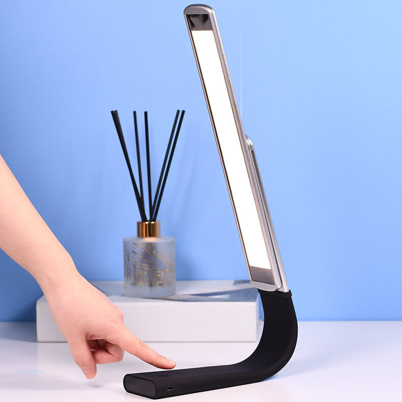 Lámpara de mesa de lectura LED recargable USB de metal plegable moderna para el cuidado de los ojos 
