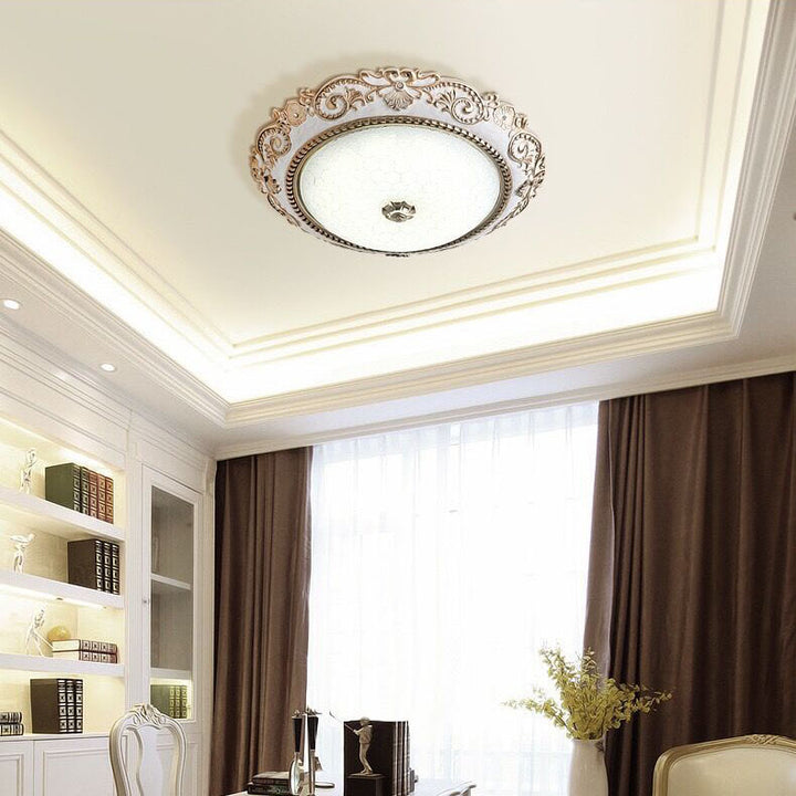 Plafón de techo LED redondo de vidrio, resina y herrajes con encaje tallado de estilo europeo tradicional para sala de estar y dormitorio 