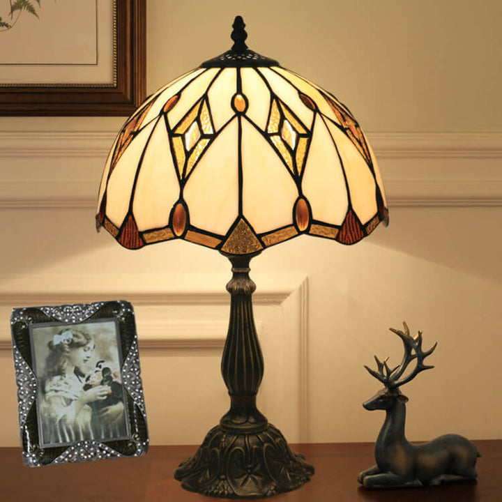 Traditionelle 1-flammige Tiffany-Tischlampe im Barockstil mit kuppelförmigem Schirm aus Buntglas und Gestell aus Zinklegierung für das Schlafzimmer 