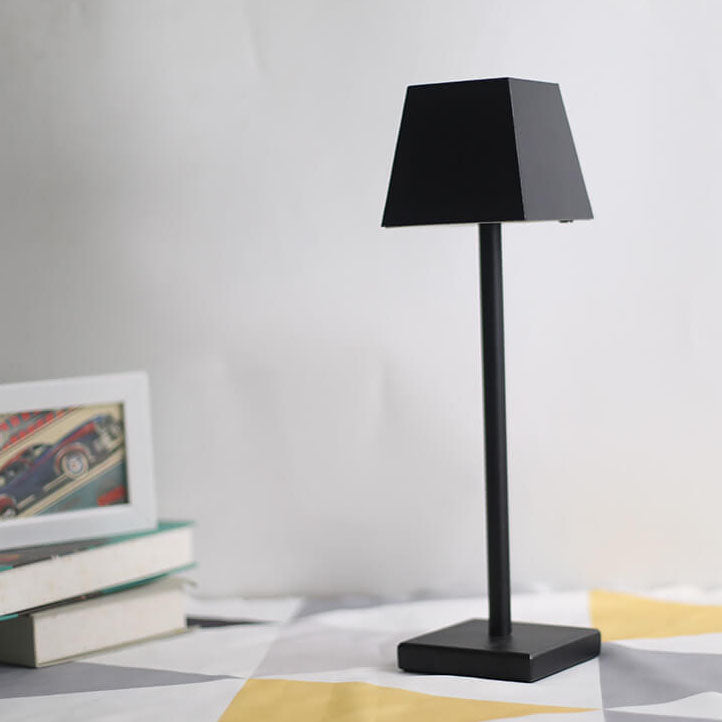 Lampe de table tactile LED carrée en métal de couleur unie moderne 