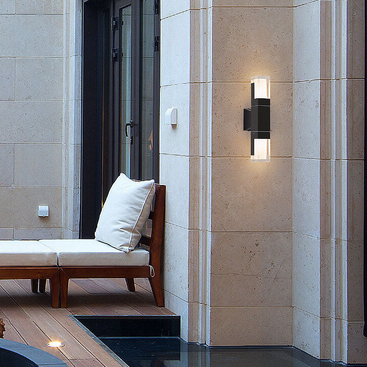 مصباح جداري LED بغطاء أكريليك حديث مقاوم للماء برأس واحد ومزدوج للاستخدام الخارجي 