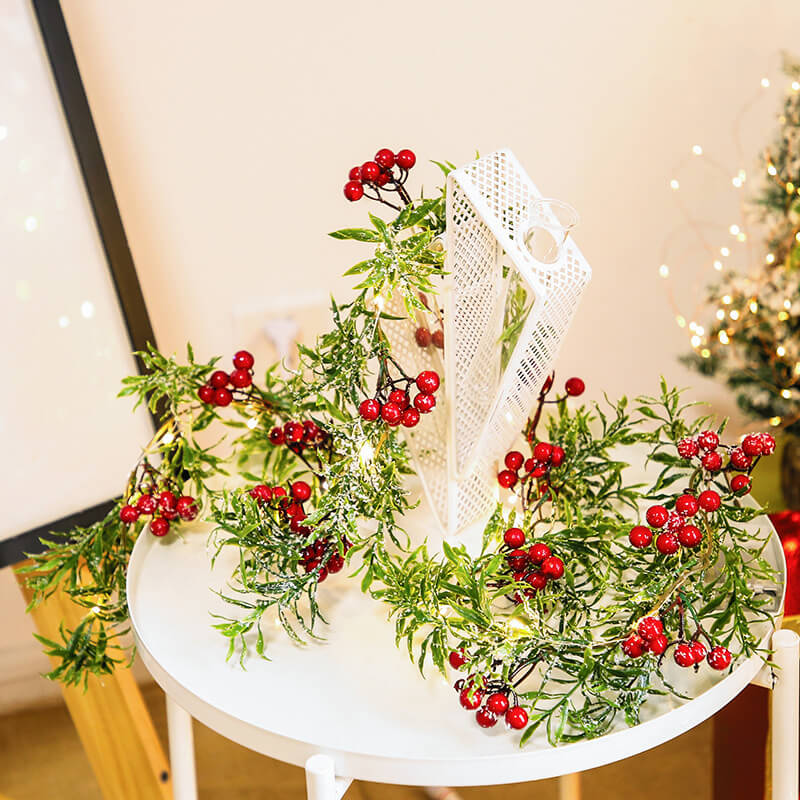 Guirlande lumineuse décorative à piles avec LED, fil de cuivre, aiguilles de pin, fruits rouges de Noël 