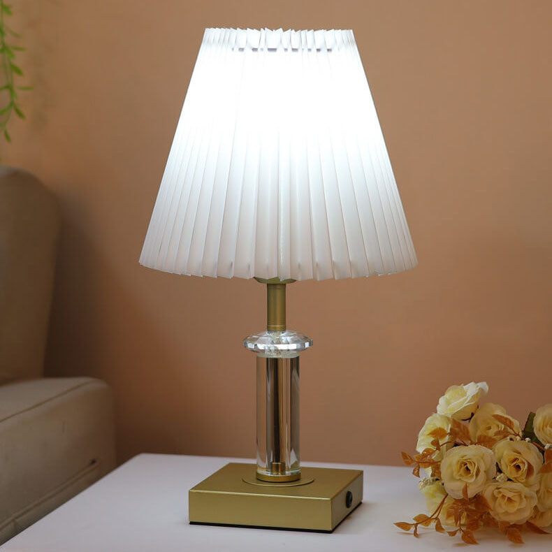 Lampe de table moderne minimaliste en tissu plissé en forme de cône avec matériel en cristal à 1 lumière 
