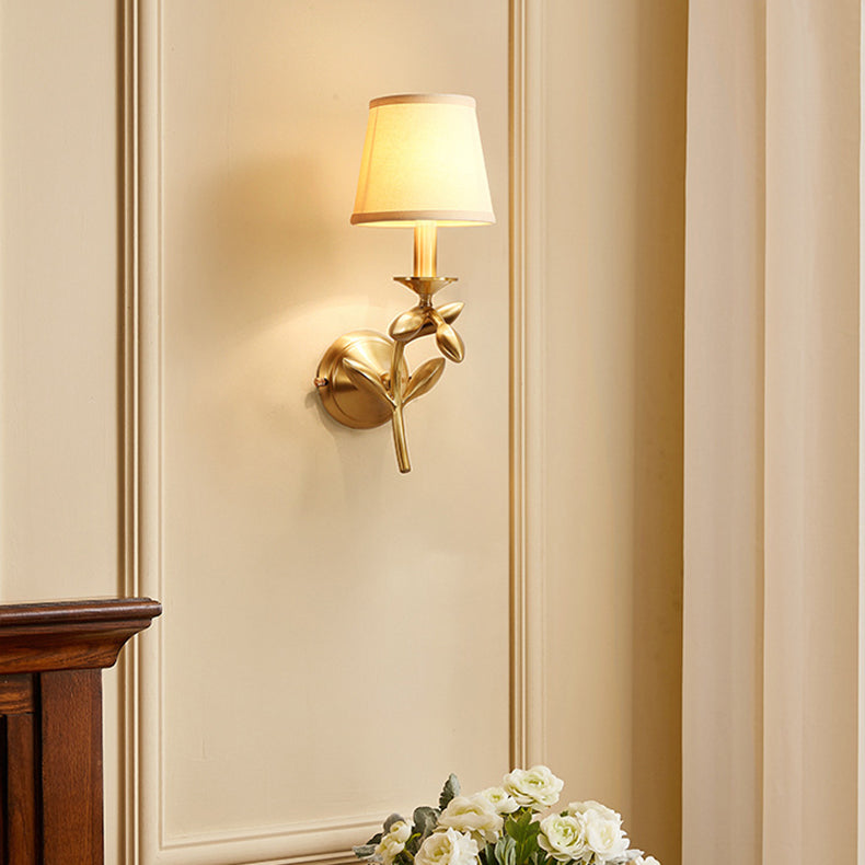 Applique murale 1 lumière avec abat-jour en tissu et cadre finition or moderne pour chambre 