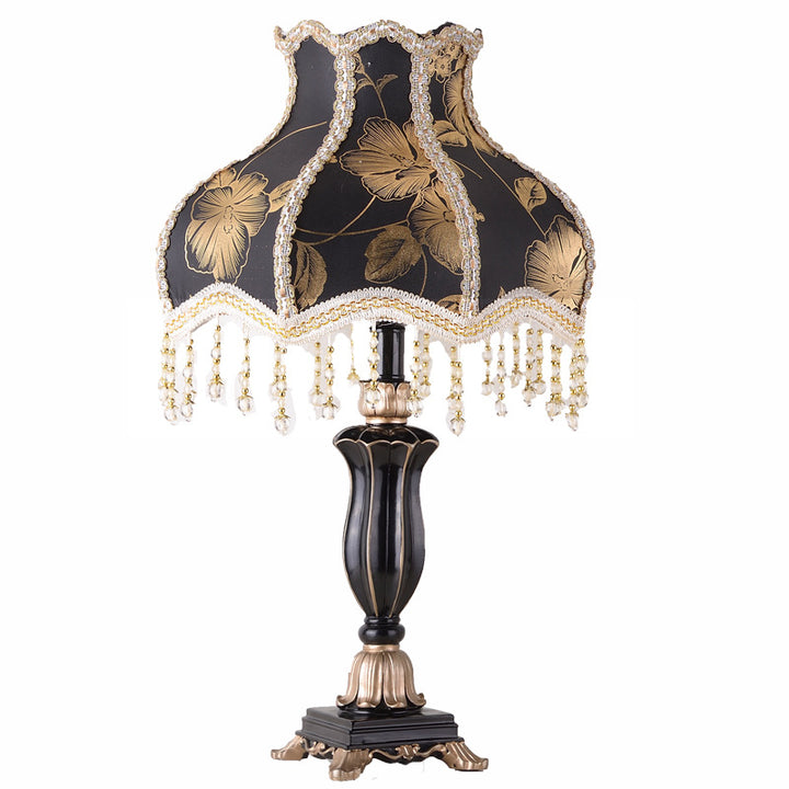 Traditionelle europäische 1-flammige Tischlampe aus Harz mit Stoff-Konuslampenschirm und Quaste fürs Schlafzimmer 