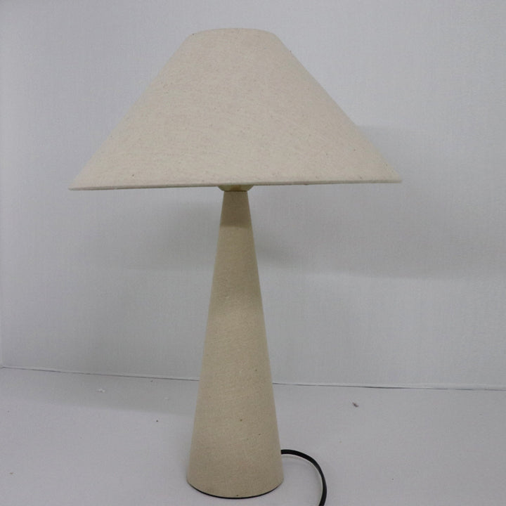 Moderne schlichte 1-flammige Tischlampe mit konischem Stoffschirm, Eisengestell und Säulenfuß fürs Schlafzimmer 