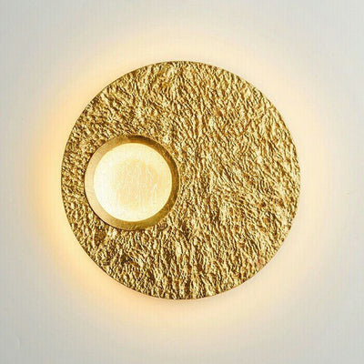مصباح حائط LED بإطار دائري من الراتنج مع رقائق ذهبية من نورديك كرياتيف 