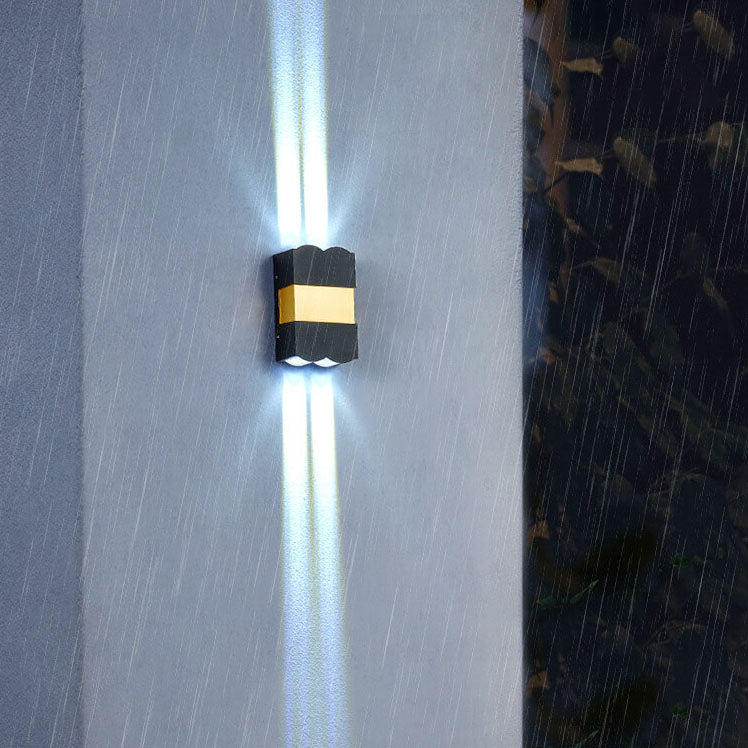 مصباح حائط خارجي مقاوم للماء بتصميم مستطيل حديث من الألومنيوم والزجاج مع إضاءة LED 