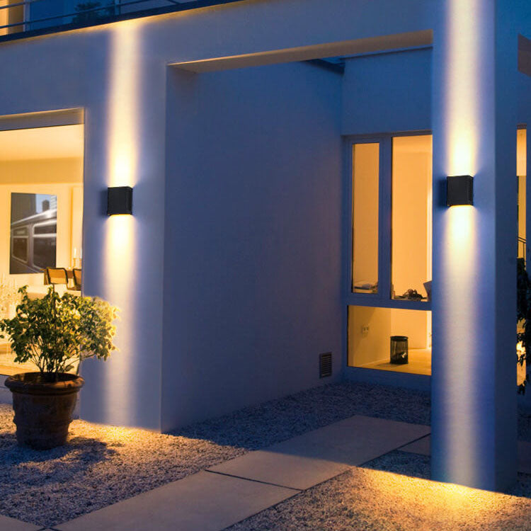 Moderne wasserdichte LED-Wandleuchte mit quadratischer Säule im Freien