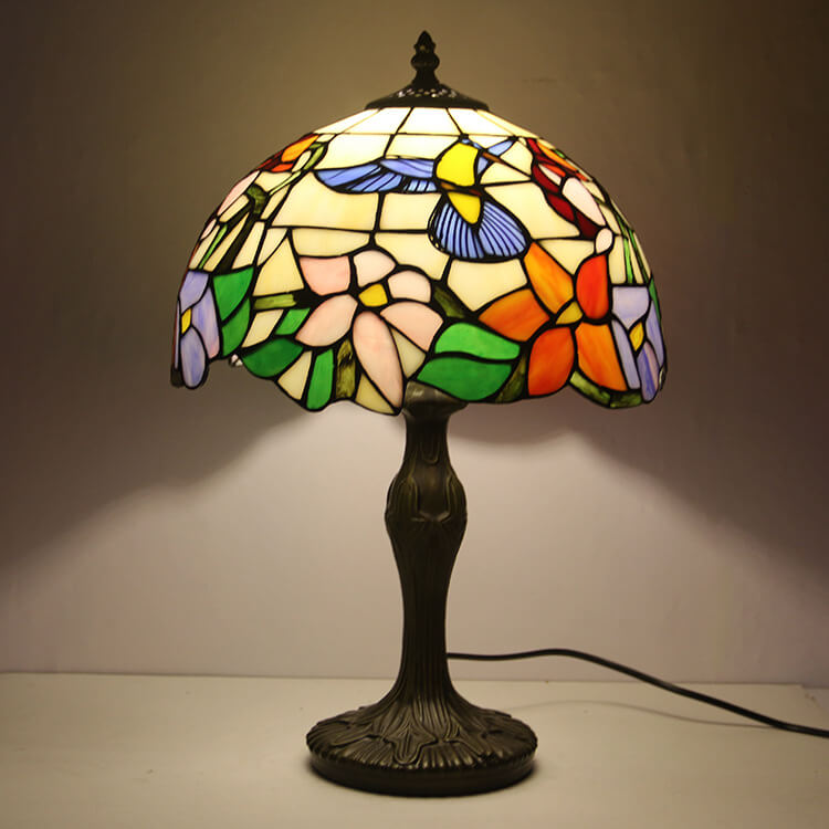 Lampe de table à un feu avec dôme en verre teinté floral rustique Tiffany 