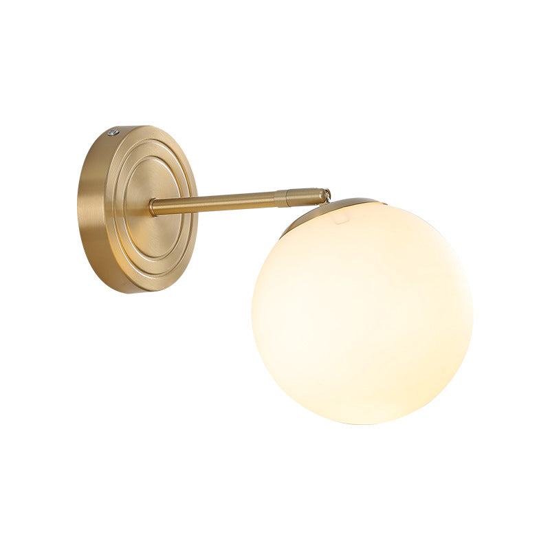 Aplique de pared de 1 luz con esfera de vidrio de lujo moderno y base de cobre para dormitorio 