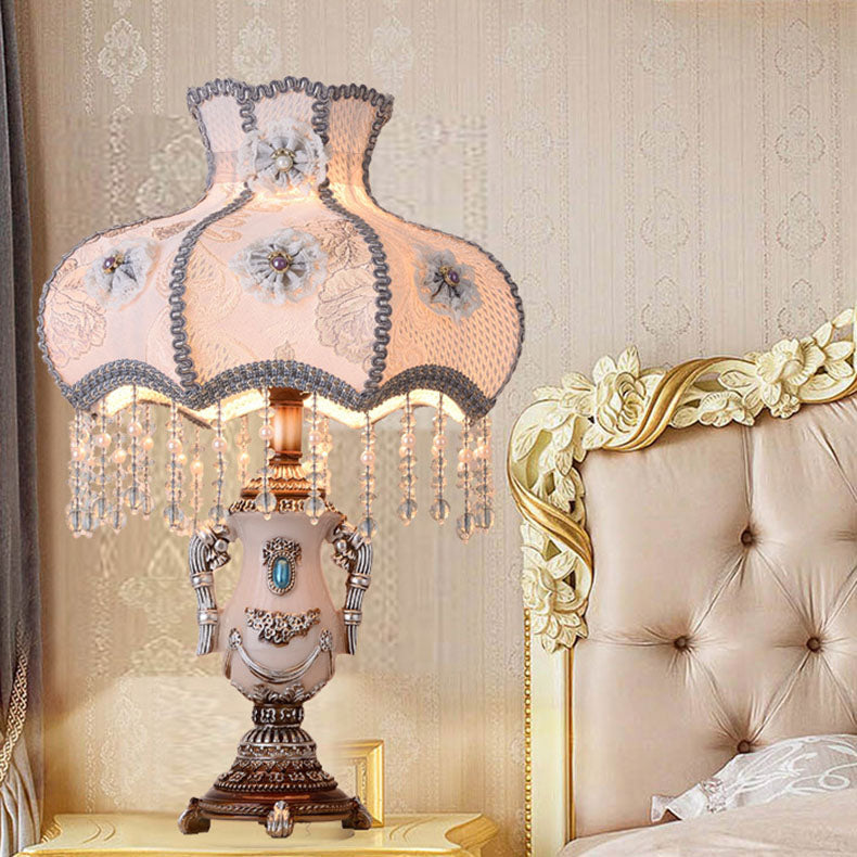 Traditionelle europäische runde Blumenperlen-Harzgewebe-1-Licht-Tischlampe für Schlafzimmer 