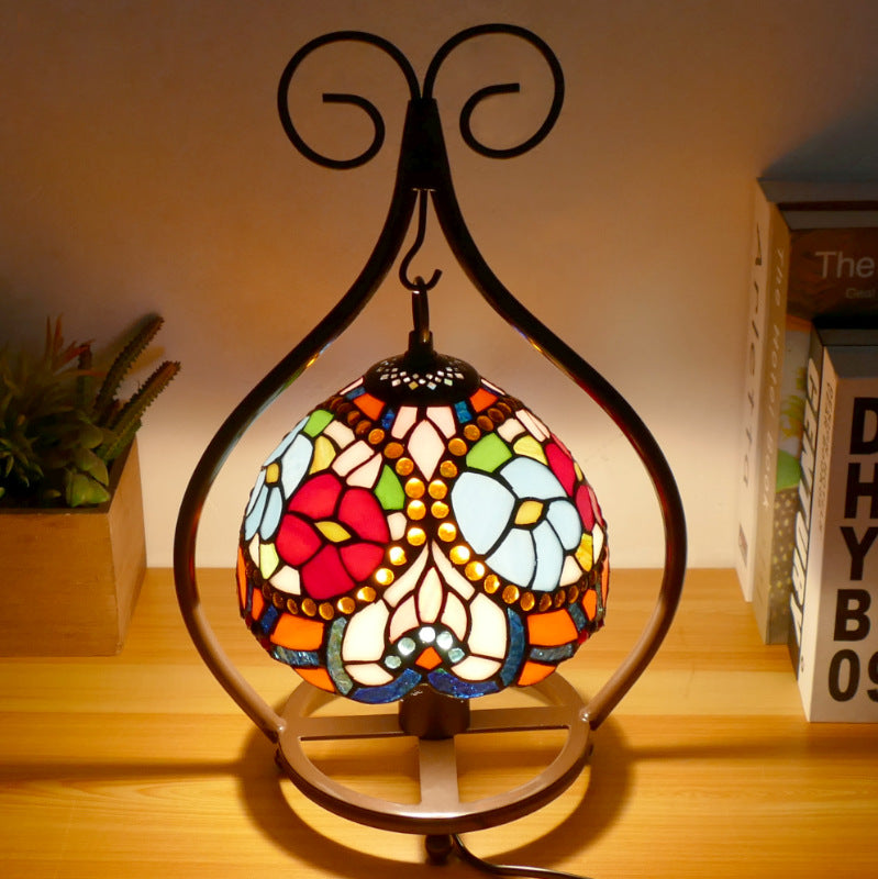 Tiffany-Tischlampe im traditionellen europäischen Stil mit herzförmigem Buntglas und Eisen, 1-flammig, für das Schlafzimmer 