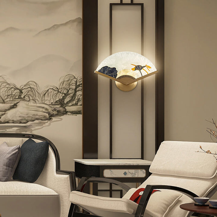 Moderne chinesische Glas-Faltfächer-förmige Messing-LED-Wandleuchte 