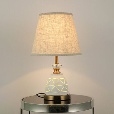 Moderne minimalistische Tischlampe aus Stoff mit einfarbiger Hardware und 1 Licht 