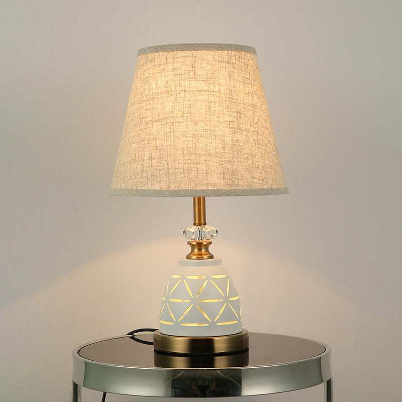 Moderne minimalistische Tischlampe aus Stoff mit einfarbiger Hardware und 1 Licht 