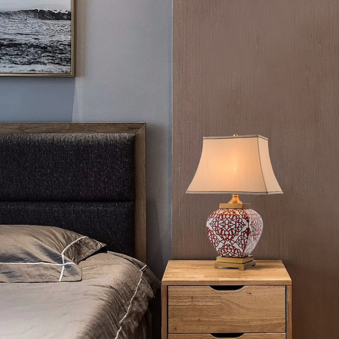 Traditionelle 1-flammige Tischlampe aus roter glückverheißender chinesischer Keramik mit Stoffschirm fürs Schlafzimmer 
